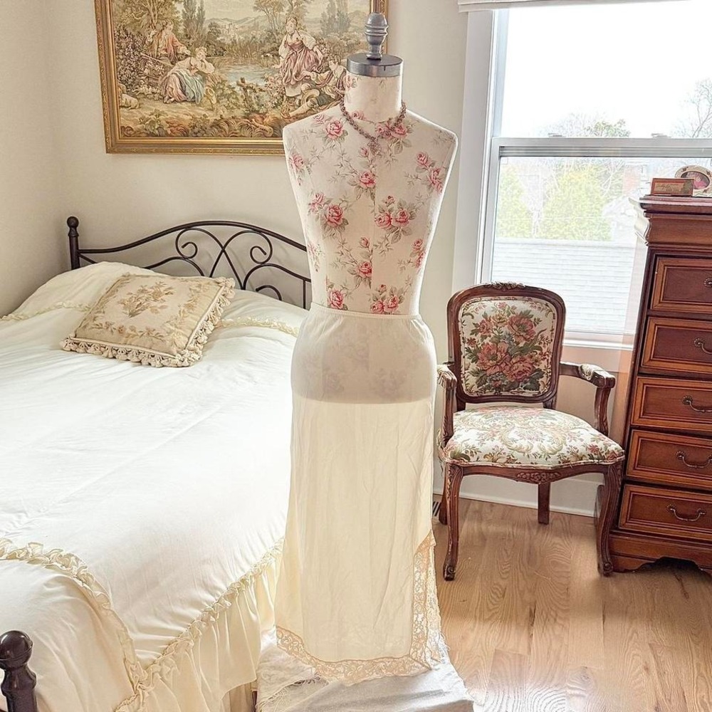 Cream‎ maxi slip skirt  Montgomery Ward ivory slip skirt size small